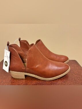 NWT Universal Thread shoes size 8.5